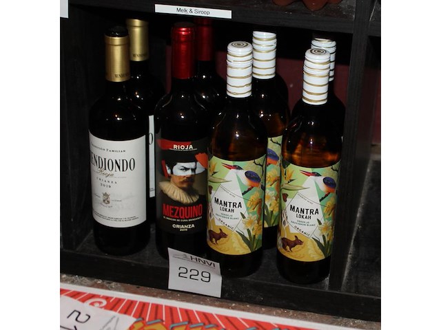Diverse wijnen op schap 9 flessen. - afbeelding 2 van  2