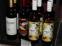 Diverse wijnen op schap 9 flessen. - afbeelding 2 van  2
