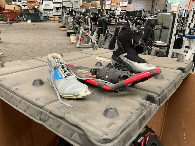 Diverse wintersport attributen - afbeelding 1 van  6