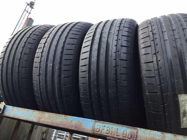 Diversen inhoud autobanden - afbeelding 5 van  17