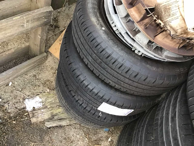 Diversen inhoud autobanden - afbeelding 14 van  17