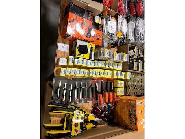 Diversen producten op tafel - afbeelding 1 van  10