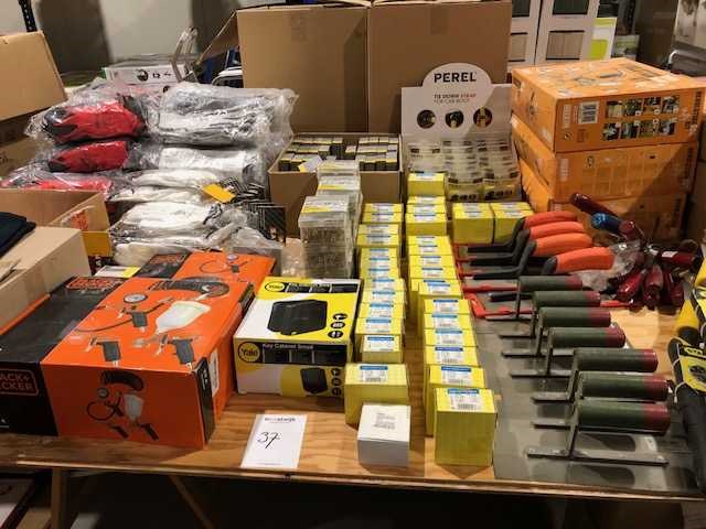 Diversen producten op tafel - afbeelding 3 van  10