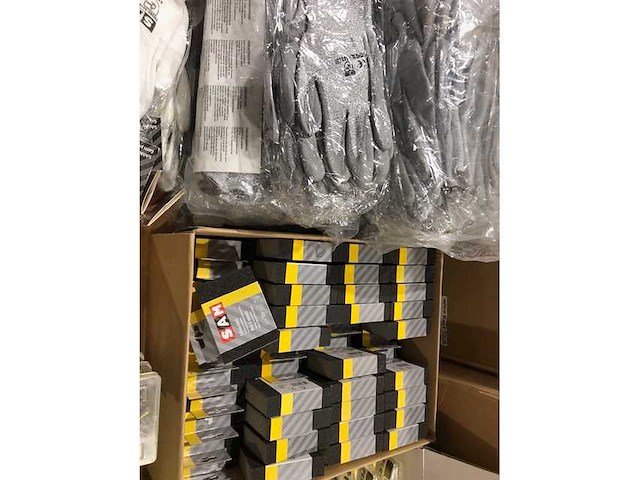 Diversen producten op tafel - afbeelding 4 van  10