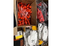 Diversen producten op tafel - afbeelding 8 van  10