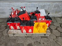Diversen sauspompen en servettenhouders - afbeelding 1 van  4