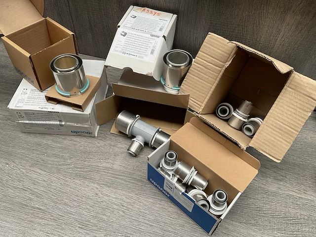 Diversen uponor onderdelen - afbeelding 1 van  4