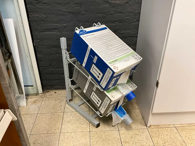 Diversey ultra pur-eco houder met schoonmaakmiddelen - afbeelding 1 van  7