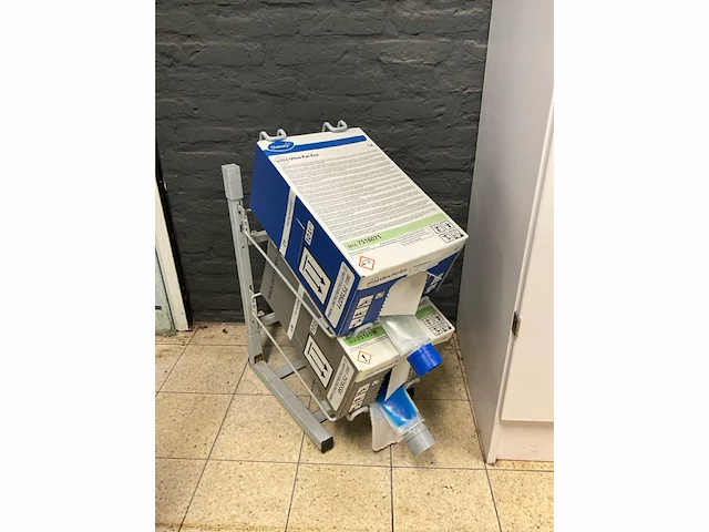 Diversey ultra pur-eco houder met schoonmaakmiddelen - afbeelding 2 van  7