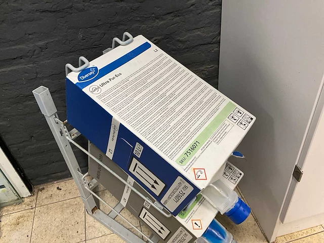 Diversey ultra pur-eco houder met schoonmaakmiddelen - afbeelding 3 van  7