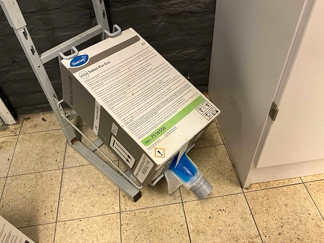 Diversey ultra pur-eco houder met schoonmaakmiddelen - afbeelding 5 van  7