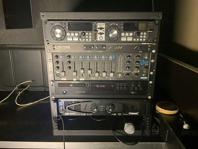 Dj apparatuur met speakers - afbeelding 1 van  8