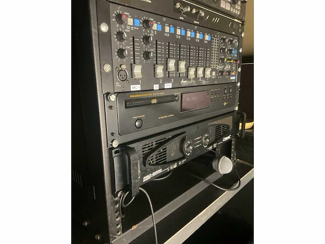 Dj apparatuur met speakers - afbeelding 3 van  8