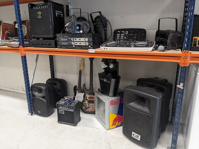 Dj en divers audioapparatuur, o.a. martin, pioneer, monty - afbeelding 1 van  31