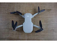 Dji mini 2 se fly more combo, lightweight and foldable mini camera drone with 2.7k video, intelligent modes, 10km video transmission, 31-min flight time, under 249 g, easy to use, extra - afbeelding 2 van  11