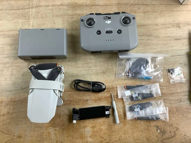 Dji mini 2 se fly more combo, lightweight and foldable mini camera drone with 2.7k video, intelligent modes, 10km video transmission, 31-min flight time, under 249 g, easy to use, extra - afbeelding 2 van  9