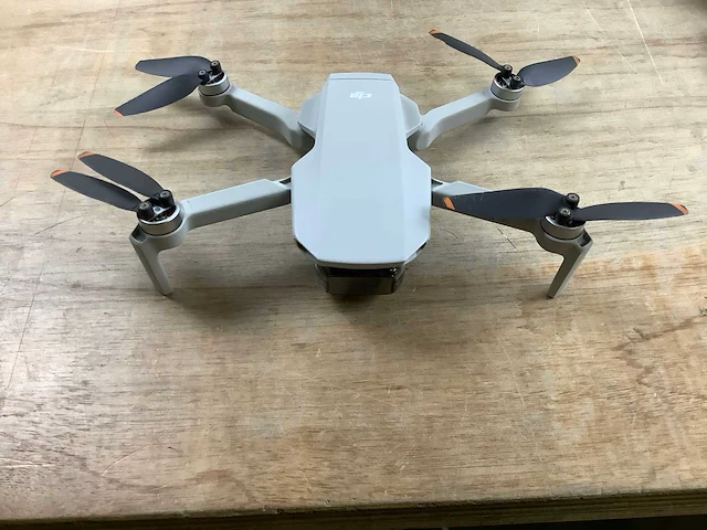 Dji mini 2 se fly more combo, lightweight and foldable mini camera drone with 2.7k video, intelligent modes, 10km video transmission, 31-min flight time, under 249 g, easy to use, extra - afbeelding 8 van  9