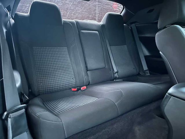 Dodge challenger sxt 3.6 v6 305pk 2017 - afbeelding 36 van  38