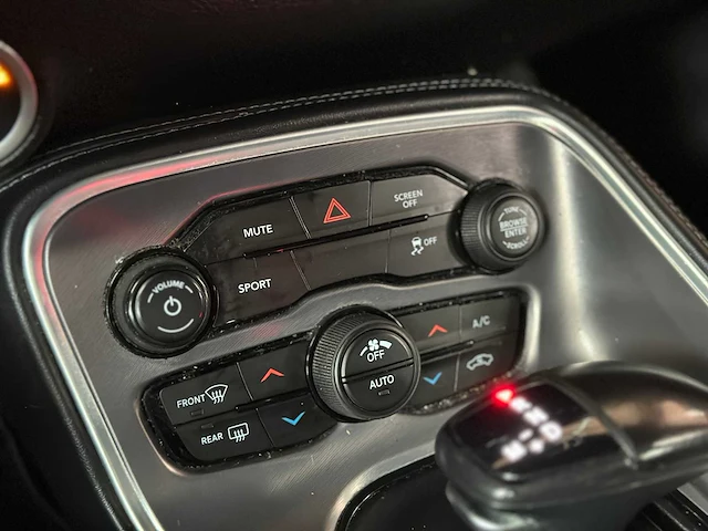 Dodge challenger sxt 3.6 v6 305pk 2019 - afbeelding 28 van  47