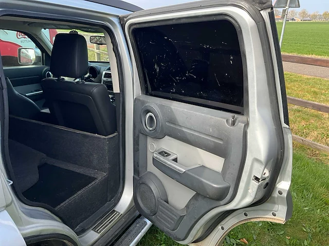 Dodge nitro personenauto - afbeelding 11 van  30