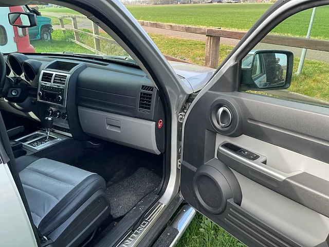 Dodge nitro personenauto - afbeelding 14 van  30