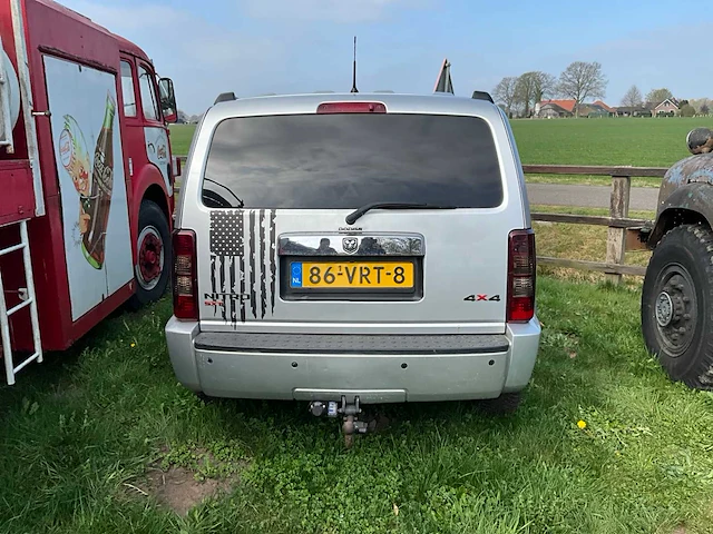 Dodge nitro personenauto - afbeelding 23 van  30