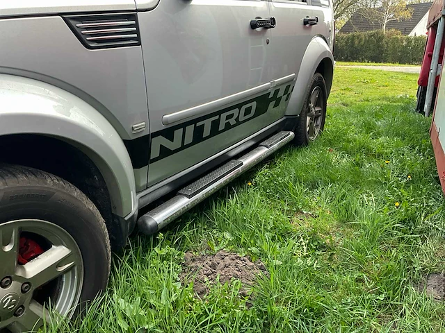 Dodge nitro personenauto - afbeelding 28 van  30