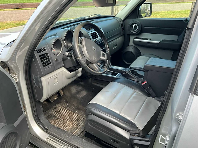 Dodge nitro personenauto - afbeelding 29 van  30