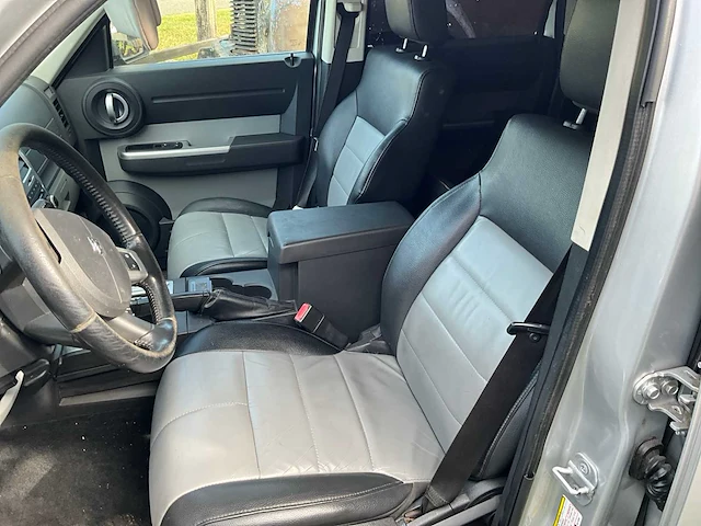 Dodge nitro personenauto - afbeelding 30 van  30