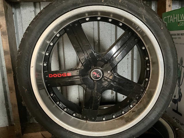 Dodge r/t velg met band (4x) - afbeelding 1 van  5