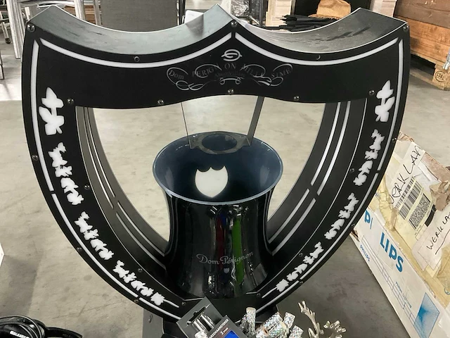 Dom perignon flessen display - afbeelding 1 van  7