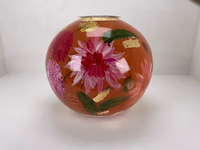 Doortje ijpelaar, hand gedecoreerde glazen vaas, ‘dahlia’, 5/25. diameter 38 cm - afbeelding 1 van  4
