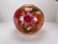 Doortje ijpelaar, hand gedecoreerde glazen vaas, ‘dahlia’, 5/25. diameter 38 cm - afbeelding 1 van  4