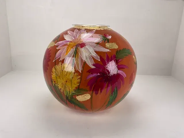 Doortje ijpelaar, hand gedecoreerde glazen vaas, ‘dahlia’, 5/25. diameter 38 cm - afbeelding 2 van  4