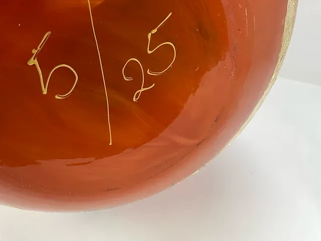 Doortje ijpelaar, hand gedecoreerde glazen vaas, ‘dahlia’, 5/25. diameter 38 cm - afbeelding 3 van  4