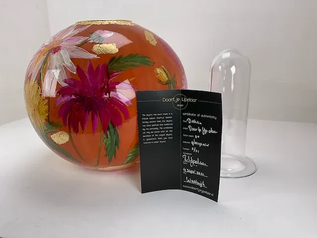 Doortje ijpelaar, hand gedecoreerde glazen vaas, ‘dahlia’, 5/25. diameter 38 cm - afbeelding 4 van  4