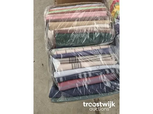 Doos circa 35 stuks lappen coupons 140cm breedte / 80-140 cm lengte - afbeelding 1 van  2