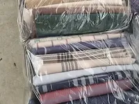 Doos circa 35 stuks lappen coupons 140cm breedte / 80-140 cm lengte - afbeelding 1 van  2