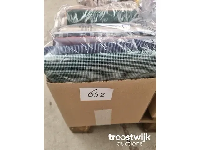 Doos circa 35 stuks lappen coupons 140cm breedte / 80-140 cm lengte - afbeelding 2 van  2
