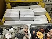 Doos en 2 manden servetringen en ophanghaakjes - afbeelding 5 van  6