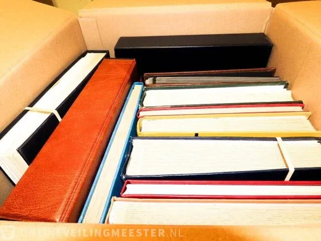 Doos getax € 7.800,00 - € 9.360,00 , postzegelcollecties diverse landen - afbeelding 1 van  9