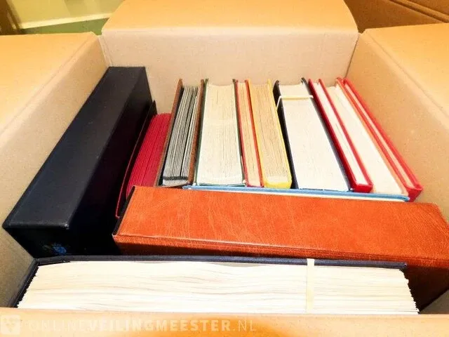 Doos getax € 7.800,00 - € 9.360,00 , postzegelcollecties diverse landen - afbeelding 3 van  9