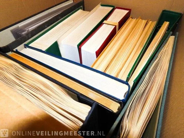 Doos getax € 9.070,00 - € 10.470,00 , postzegelcollecties diverse landen - afbeelding 1 van  8