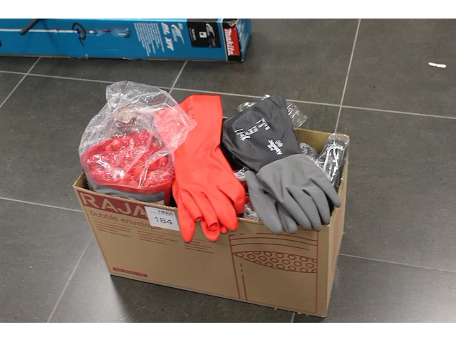 Doos gevuld met ruim 60 paar handschoenen voornamelijk alphatec en oxxa - afbeelding 1 van  2