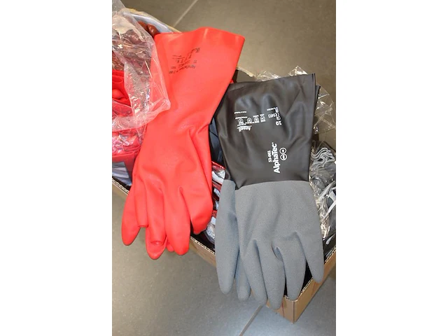 Doos gevuld met ruim 60 paar handschoenen voornamelijk alphatec en oxxa - afbeelding 2 van  2