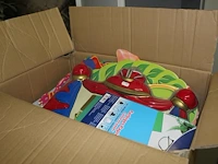 Doos gevuld met verjaardag sterretjes, letterbanners, ballonnen, abrahambord etc. - afbeelding 1 van  2