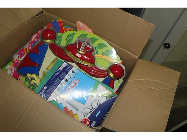 Doos gevuld met verjaardag sterretjes, letterbanners, ballonnen, abrahambord etc. - afbeelding 2 van  2