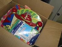 Doos gevuld met verjaardag sterretjes, letterbanners, ballonnen, abrahambord etc. - afbeelding 2 van  2