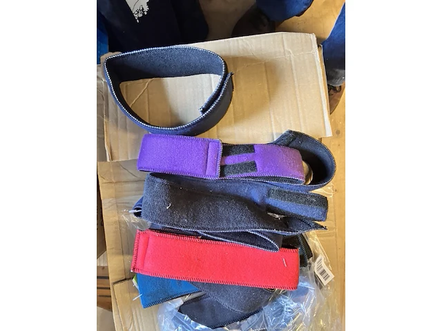 Doos met 11 haarbanden en 9 tassen assorti, retour uit verkoop - afbeelding 1 van  11