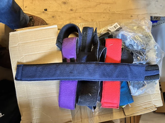 Doos met 11 haarbanden en 9 tassen assorti, retour uit verkoop - afbeelding 10 van  11